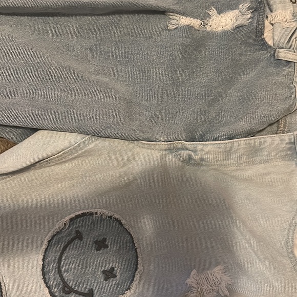Two-Toned High Rise Jeans with Smiley Faces Rue 21 - Picture 4 of 4